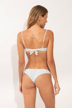 Laden Sie das Bild in den Galerie-Viewer, Model Back: Rio De Sol Bas Bottom Linea-White Nice