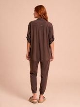 Laden Sie das Bild in den Galerie-Viewer, Model Back: Uv Line Chemise Shirt Copa Brown Upf50+