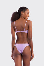 Laden Sie das Bild in den Galerie-Viewer, Model Back: Rio De Sol Ensemble Set Shimmer-Harmonia Bandeau-Joy Essential