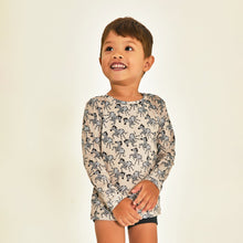 Laden Sie das Bild in den Galerie-Viewer, Model Front: Uv Line T-Shirt Longsleeve Baby Zebra Upf50+