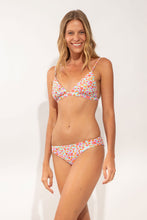 Laden Sie das Bild in den Galerie-Viewer, Model Front: Rio De Sol Bas Bottom Ditsy-Sky Essential-Comfy