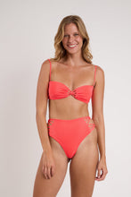 Laden Sie das Bild in den Galerie-Viewer, Model Front: Rio De Sol Ensemble Set Malibu-Folia Bandeau-Iris Highwaist-Spin-Iris