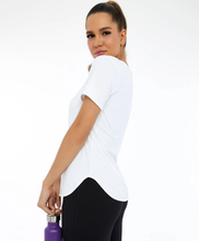 Laden Sie das Bild in den Galerie-Viewer, Model Back: Alto Giro Fitness Haut T-Shirt Skin Fit Inspiracional Branco Optico
