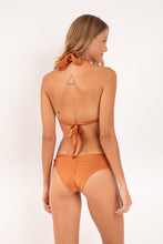Laden Sie das Bild in den Galerie-Viewer, Model Back: Rio De Sol Haut Top Shimmer-Nocciola Mel