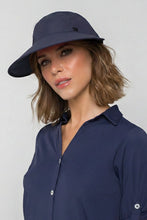 Laden Sie das Bild in den Galerie-Viewer, Model Front: Uv Line Casquette Visor Capri Colors Nac Fem Navy Blue Upf50+