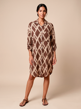 Laden Sie das Bild in den Galerie-Viewer, Model Front: Uv Line Chemise Shirtdress Ipanema Diamond Upf50+