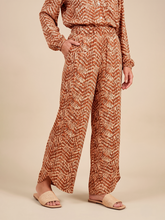 Laden Sie das Bild in den Galerie-Viewer, Gallery: Uv Line Pantalon De Plage Pants Meia Lua Tie Dye Pitanga Upf50+