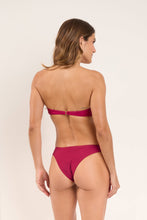 Laden Sie das Bild in den Galerie-Viewer, Model Back: Rio De Sol Ensemble Set Shimmer-Desejo Bandeau-Joy Essential