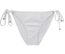 Laden Sie das Bild in den Galerie-Viewer, Model Front: Rio De Sol Bas Bottom Cloque Branco New Comfort