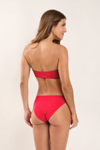 Laden Sie das Bild in den Galerie-Viewer, Model Back: Wednesday In Hawaii By Rio De Sol Haut Top Hibiscus Lani