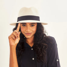 Laden Sie das Bild in den Galerie-Viewer, Model Front: Uv Line Chapeau Panama Hat Shanghai Imp Uni White Black Upf50+