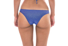 Laden Sie das Bild in den Galerie-Viewer, Model Back: Rio De Sol Bas Calcinha Radiante Azul Marinho Cropped