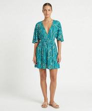 Laden Sie das Bild in den Galerie-Viewer, Model Front: Rio De Sol Mini Dress Rain Mini Dress