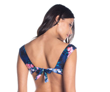 Laden Sie das Bild in den Galerie-Viewer, Model Back: Saha Haut Top Sierra Floral Night