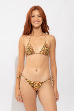 Laden Sie das Bild in den Galerie-Viewer, Model Front: Rio De Sol Haut Top Yellow-Feline Tri-Inv