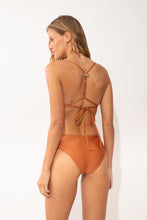 Laden Sie das Bild in den Galerie-Viewer, Model Back: Rio De Sol Bas Bottom Shimmer-Nocciola Essential-Comfy