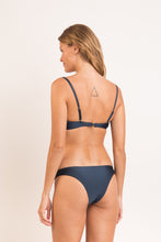 Laden Sie das Bild in den Galerie-Viewer, Model Back: Rio De Sol Ensemble Set Shark Bandeau-Joy Essential