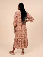 Laden Sie das Bild in den Galerie-Viewer, Model Back: Uv Line Chemise Long Shirtdress Tie Dye Pitanga Upf50+