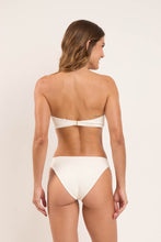 Laden Sie das Bild in den Galerie-Viewer, Model Back: Rio De Sol Bas Bottom Sand-Chantilly Essential-Comfy