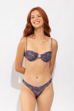 Laden Sie das Bild in den Galerie-Viewer, Model Front: Rio De Sol Haut Top Coqueiro Zaya