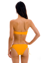 Laden Sie das Bild in den Galerie-Viewer, Model Back: Rio De Sol Haut Top Uv-Pequi Bandeau-Reto