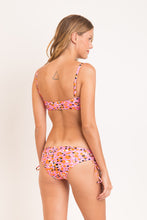 Laden Sie das Bild in den Galerie-Viewer, Model Back: Rio De Sol Haut Top Sweet-Camo Bandeau-Reto