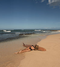 Laden Sie das Bild in den Galerie-Viewer, Image 11: Wednesday In Hawaii By Rio De Sol Une Pièce Lava Surf