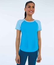 Laden Sie das Bild in den Galerie-Viewer, Model Front: Alto Giro Fitness Haut T-Shirt Skin Fit Recortes Sport Azul Vivid