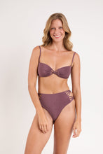 Laden Sie das Bild in den Galerie-Viewer, Model Front: Rio De Sol Ensemble Set Malibu-Ebano Bandeau-Iris Highwaist-Spin-Iris