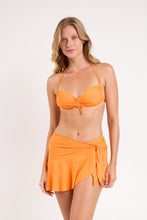 Laden Sie das Bild in den Galerie-Viewer, Model Front: Rio De Sol Jupe De Page Bio-Laranjada Mini Skirt