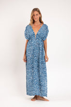 Laden Sie das Bild in den Galerie-Viewer, Model Front: Rio De Sol Vêtement De Plage Chuva Long Dress Soleil