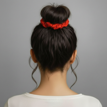 Laden Sie das Bild in den Galerie-Viewer, Model Back: Rio De Sol Chouchou Rouge Scrunchie