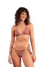 Laden Sie das Bild in den Galerie-Viewer, Model Front: Rio De Sol Bas Bottom Shimmer-Copper Frufru-Fio