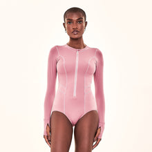 Laden Sie das Bild in den Galerie-Viewer, Model Front: Uv Line Une Pièce Swimsuit Macae Malva Upf50+