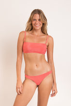 Laden Sie das Bild in den Galerie-Viewer, Model Front: Rio De Sol Haut Top Malibu-Nina Bandeau-Reto