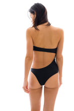 Laden Sie das Bild in den Galerie-Viewer, Model Back: Rio De Sol Une Pièce Body Kiwanda Preto Rio