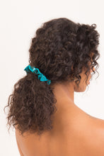 Laden Sie das Bild in den Galerie-Viewer, Model Front: Rio De Sol Chouchou Rain Scrunchie