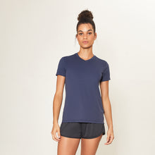 Laden Sie das Bild in den Galerie-Viewer, Model Front: Uv Line Fitness Haut Sport Fit Fem Marinho Upf50+
