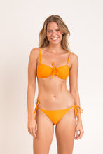 Laden Sie das Bild in den Galerie-Viewer, Model Front: Rio De Sol Haut Top Dots-Mango Balconet-Tie