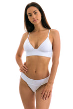 Laden Sie das Bild in den Galerie-Viewer, Model Front: Rio De Sol Bas Bottom Cloque Branco Tri Cos