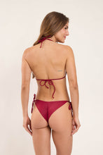 Laden Sie das Bild in den Galerie-Viewer, Model Back: Rio De Sol Bas Bottom Touch-Carmim Cheeky-Tie