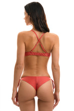 Laden Sie das Bild in den Galerie-Viewer, Model Back: Rio De Sol Bas Bottom Madras Tri Arg