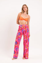 Laden Sie das Bild in den Galerie-Viewer, Model Front: Rio De Sol Pantalon De Plage Flavors Wide Pants