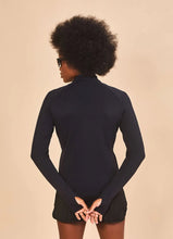 Laden Sie das Bild in den Galerie-Viewer, Model Back: Uv Line T-Shirt Jacket Fem New Fit Black Upf50+
