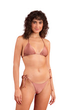 Laden Sie das Bild in den Galerie-Viewer, Model Front: Rio De Sol Bas Bottom Shimmer-Copper Cheeky-Tie