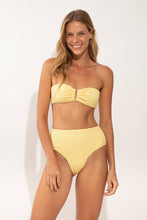 Laden Sie das Bild in den Galerie-Viewer, Model Front: Rio De Sol Bas Bottom Drift-Butterglow Hotpants
