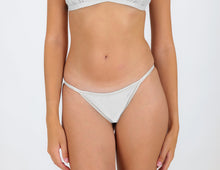 Laden Sie das Bild in den Galerie-Viewer, Model Front: Rio De Sol Bas Bottom Shimmer-White California