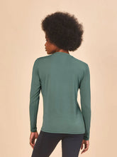 Laden Sie das Bild in den Galerie-Viewer, Model Back: Uv Line T-Shirt Longsleeve Fem New Fit Textura Verde Jade Upf50+