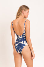 Laden Sie das Bild in den Galerie-Viewer, Model Back: Rio De Sol Une Pièce Pottery Hype