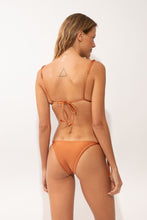 Laden Sie das Bild in den Galerie-Viewer, Model Back: Rio De Sol Bas Bottom Shimmer-Nocciola Lacinho